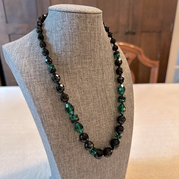Vintage Jet Black & Emerald Green Faceted Beaded Necklace Lucite - Picture 4 of 12